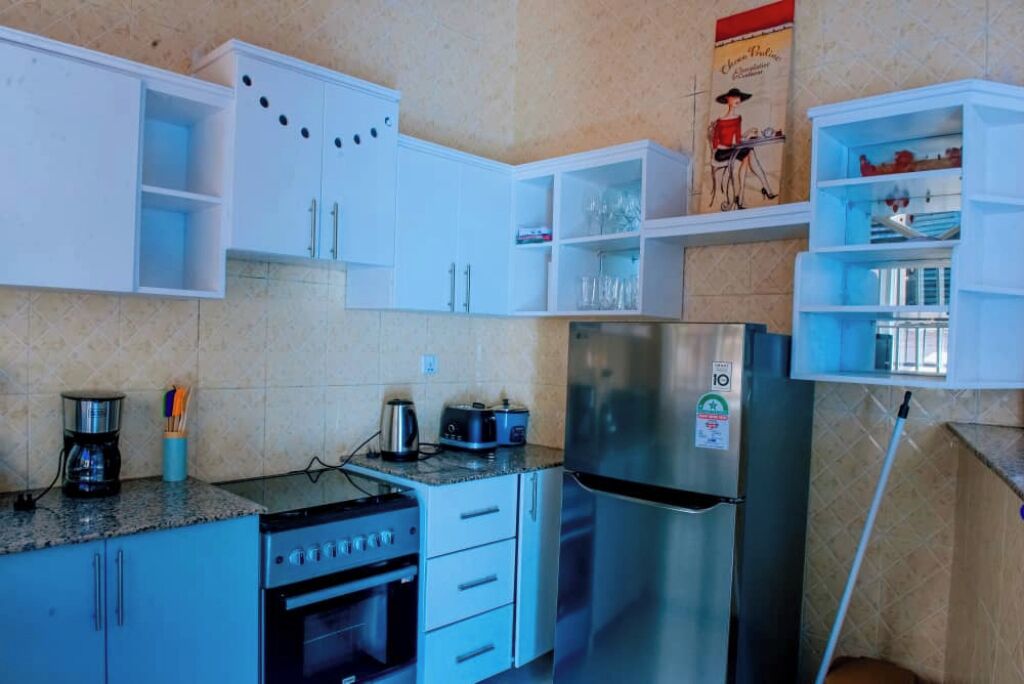 Réfrigérateur, micro-ondes, plaque de cuisson, cafetière/bouilloire