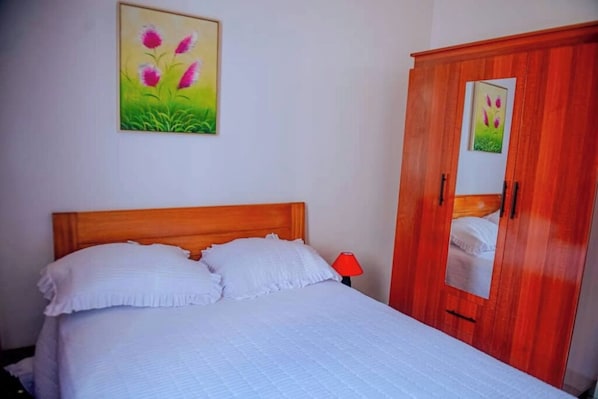 4 bedrooms, iron/ironing board, free WiFi, bed sheets