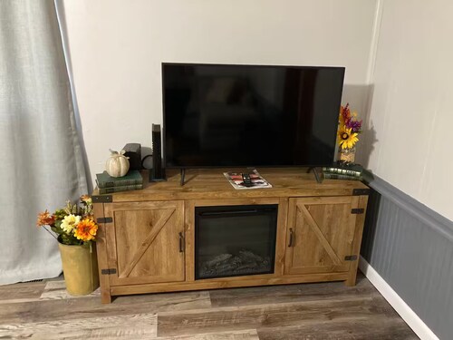 Caddy Corner has a hot tub just outside of town