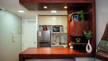 Apartment | Private kitchen | Full-sized fridge, microwave, oven, stovetop