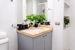 Ducha, secador de pelo, toallas, jabón