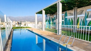 A swimming pool with a clear view of mountains in the background. - San Isidro 635 (Santiago)