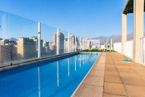 Una piscina al aire libre de temporada