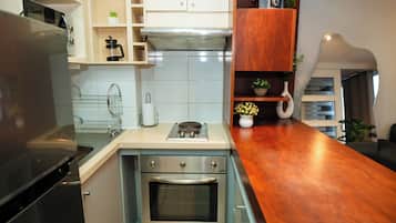 Appartement | Cuisine privée | Grand réfrigérateur, micro-ondes, four, plaque de cuisson