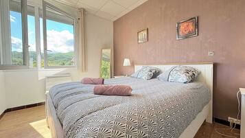 Iron/ironing board, WiFi, bed sheets