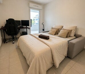 Tabla de planchar con plancha, wifi y ropa de cama 
