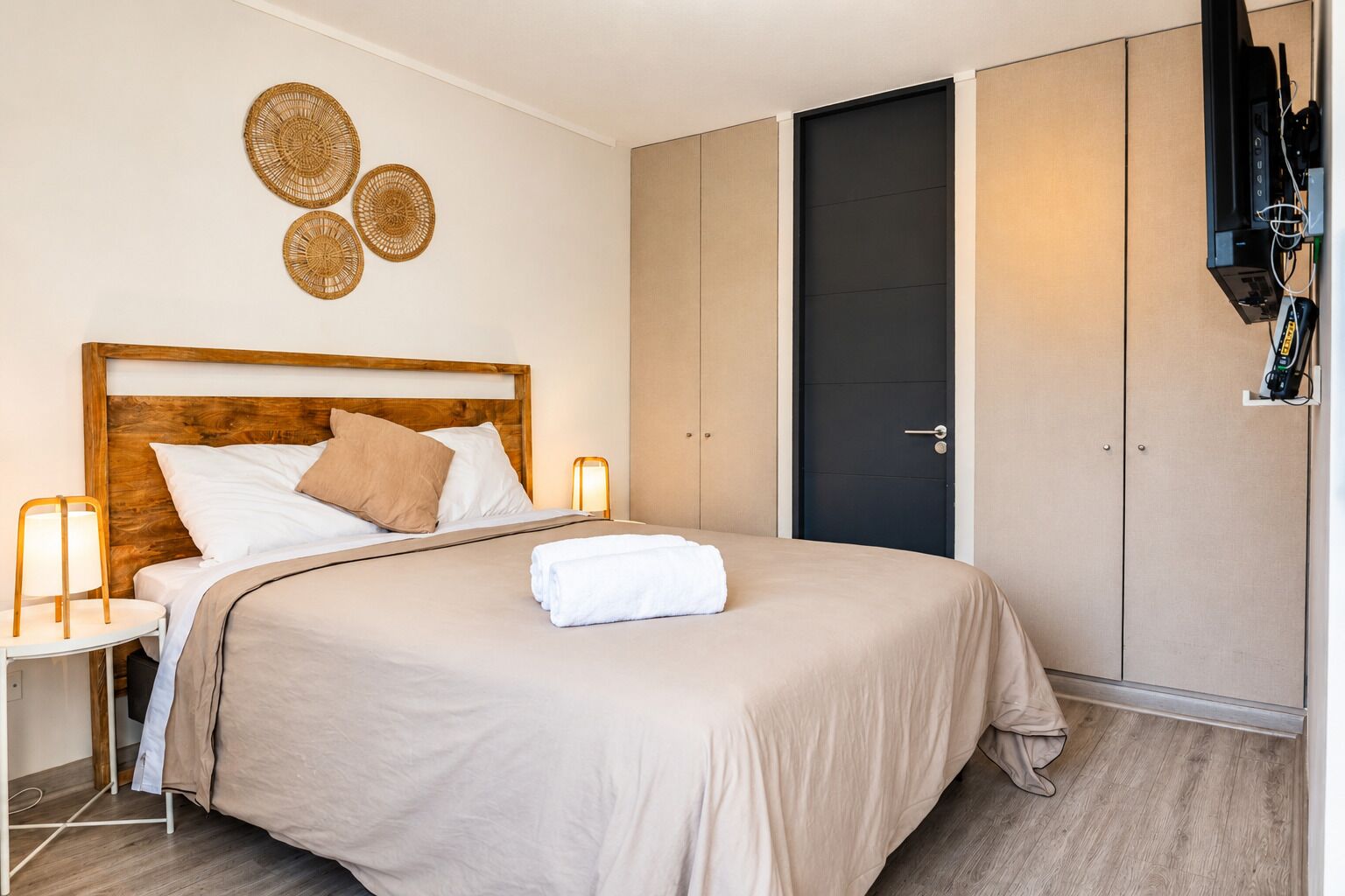 Apartamento standard | Roupas de cama premium, edredons de pluma, ferros/tábuas de passar roupa