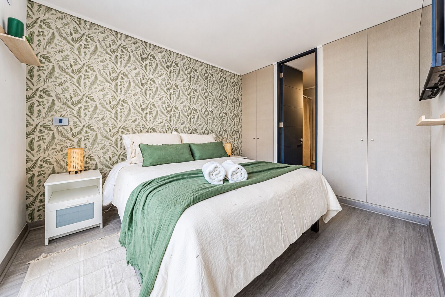 Apartamento standard | Roupas de cama premium, edredons de pluma, ferros/tábuas de passar roupa