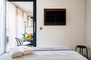 Apartamento superior | Roupas de cama premium, edredons de pluma, ferros/tábuas de passar roupa