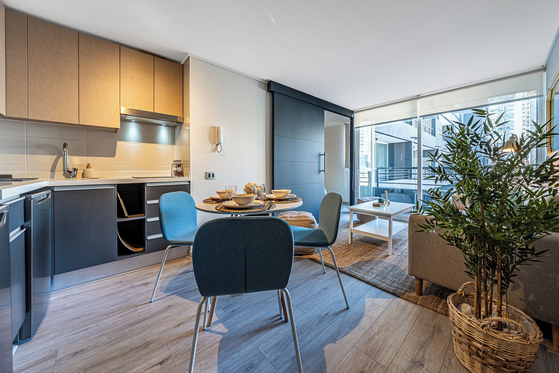 Una cocina moderna con comedor, ventanas amplias y vista a la ciudad.