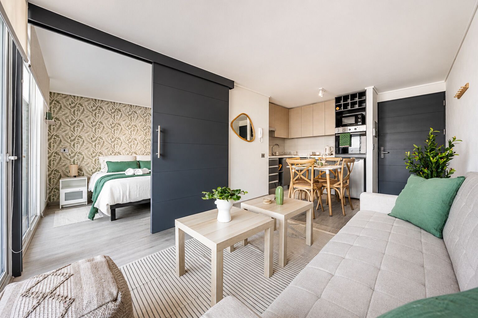 Un apartamento moderno con sala de estar, comedor y cocina.