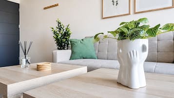 Lägenhet Standard | Sängtillbehör av högsta kvalitet, duntäcken och strykjärn/strykbräda