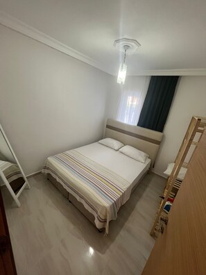 Tabla de planchar con plancha, internet y ropa de cama 