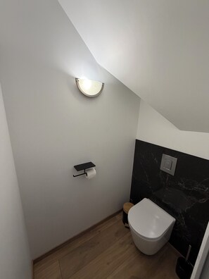 Sèche-cheveux, serviettes fournies, papier toilette