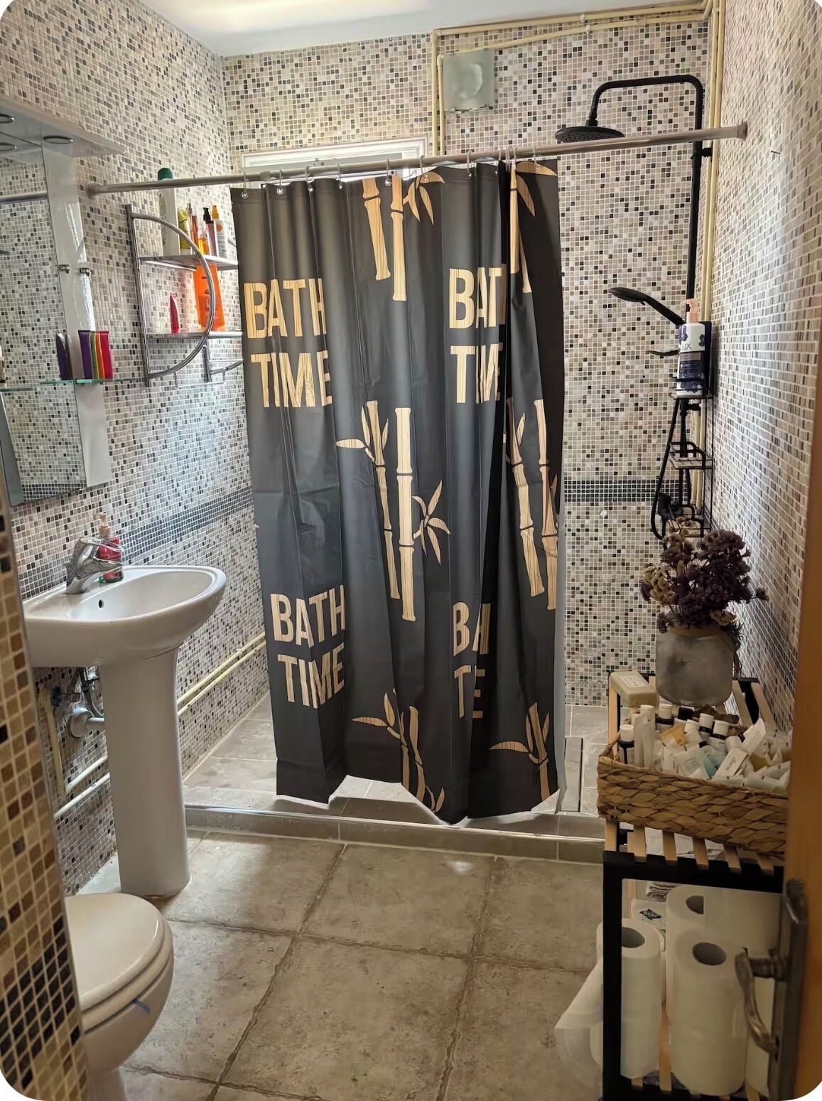 Un bany amb cortina de dutxa amb un dibuix de bambú i la frase 'BATH TIME' escrita.