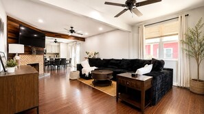Smart TV, chimenea, oficina