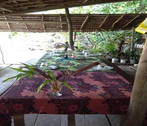 Outdoor dining - Cozzy Beser Bay (Sawinggrai)