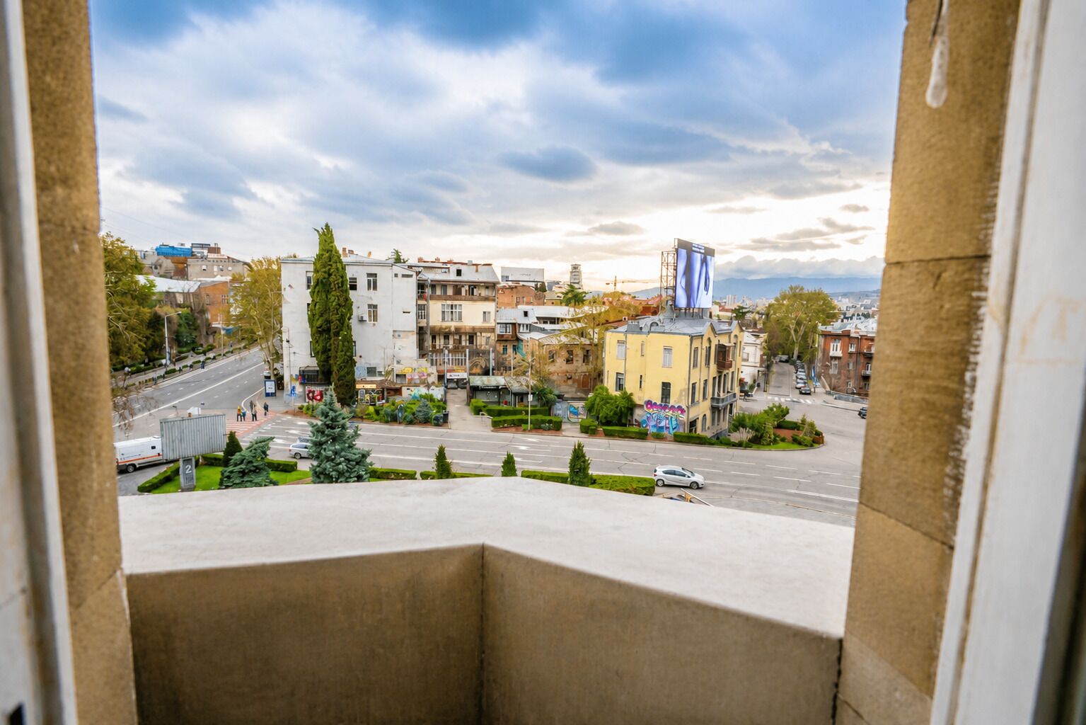 Une vue urbaine avec des bâtiments, une route et un ciel dégagé.