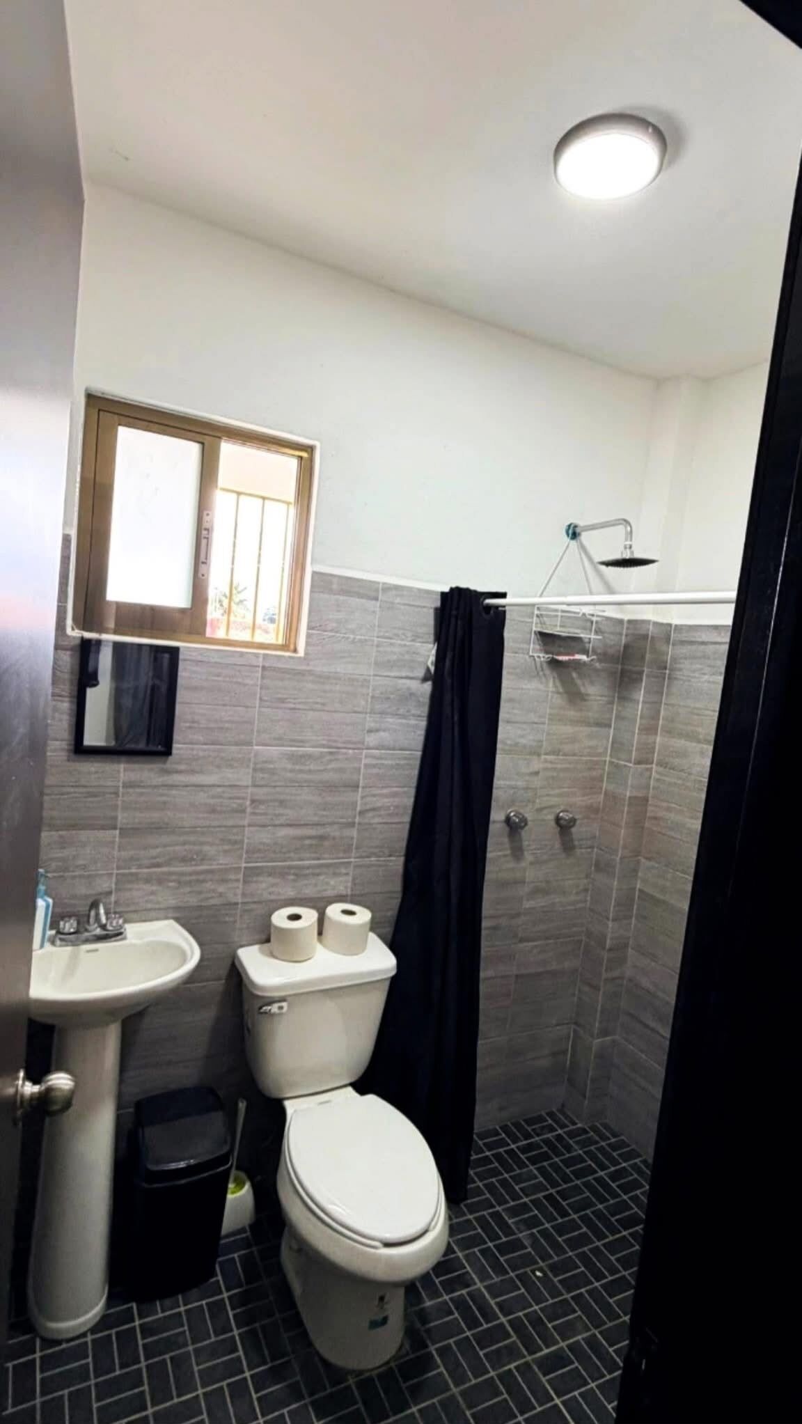 Douche, serviettes fournies, savon, papier toilette