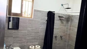 Douche, serviettes fournies, savon, papier toilette