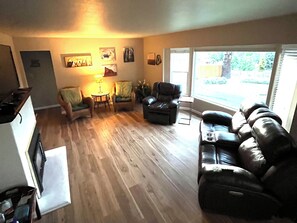 Smart TV - Quiet on 2 acres 3-bedroom house with AC in lovely Grants Pass (Grants Pass)
