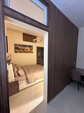 Desk, iron/ironing board, free WiFi, bed sheets - Dolce Casa Romana B | Elegant Suite• Metro A 2 min (Roma)