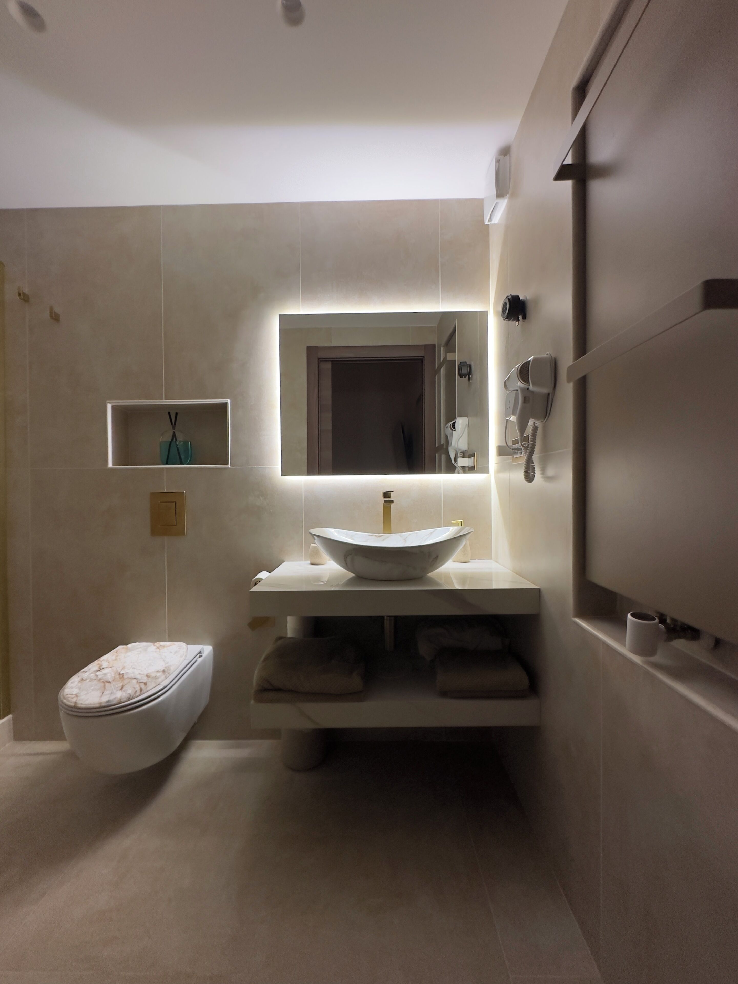 Dusche, Haartrockner, Bidet, Handtücher