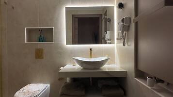 Douche, sèche-cheveux, bidet, serviettes fournies
