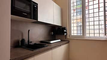 Réfrigérateur, micro-ondes, plaque de cuisson, lave-vaisselle