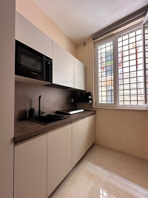 Fridge, microwave, stovetop, dishwasher - Dolce Casa Romana B | Elegant Suite• Metro A 2 min (Roma)