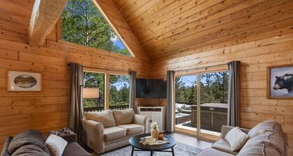 NEW Aspen Tree Log Cabin with Hot Tub and Peak View