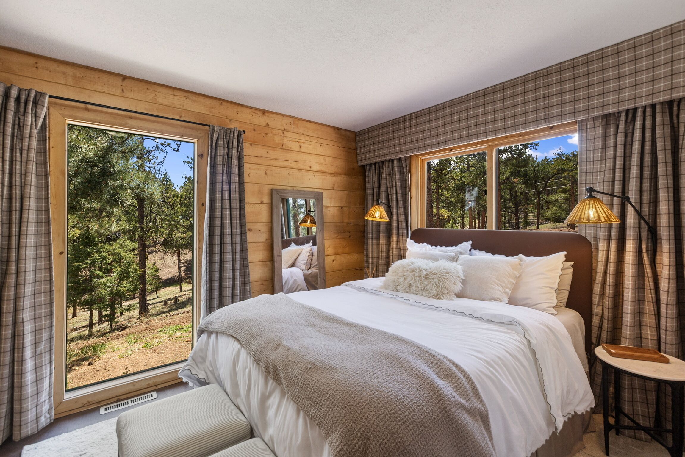 2 bedrooms, desk, WiFi, bed sheets