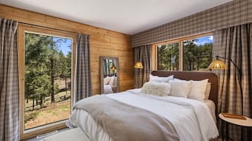 2 bedrooms, desk, WiFi, bed sheets