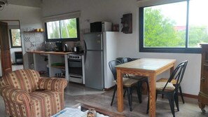 Kabin, balkon, pemandangan taman | Dapur pribadi | Lemari es besar, microwave, oven, dan kompor