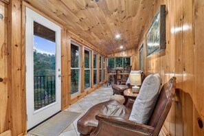 Interior - Riversong on the Toccoa・Hot Tub・River Views・Cornhole・Arcade Games (Blue Ridge)