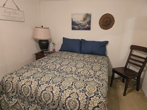 Escritorio, tabla de planchar con plancha, wifi gratis y ropa de cama 