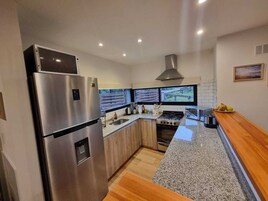 Cabana, varanda, vista para o jardim | Cozinha privada | Geladeira grande, micro-ondas, fogão, cooktop