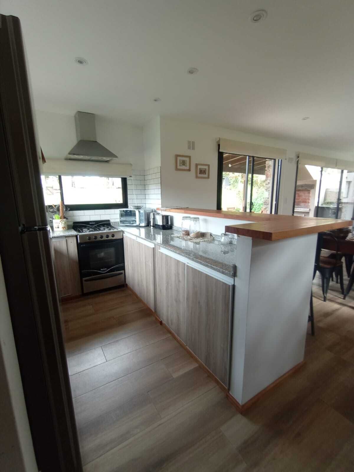 Cabaña, patio, vista al jardín | Cocina privada | Refrigerador con congelador, microondas, horno y parrilla de estufa 