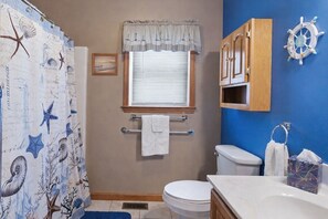 Een haardroger, handdoeken, zeep, toiletpapier