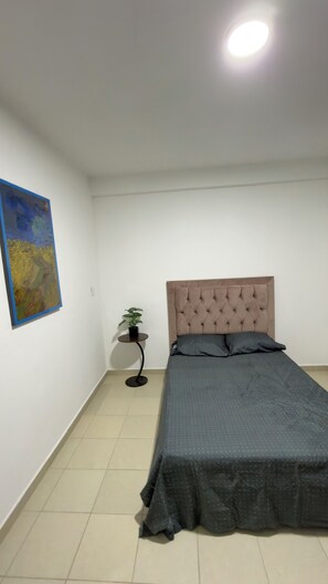 3 habitaciones, tabla de planchar con plancha, wifi y ropa de cama 