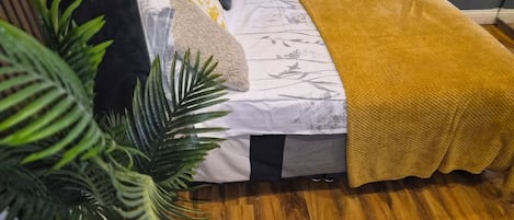 Iron/ironing board, WiFi, bed sheets