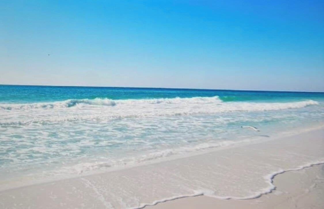 Una spiaggia nelle vicinanze, lettini da mare, teli da spiaggia