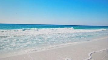 Una spiaggia nelle vicinanze, lettini da mare, teli da spiaggia