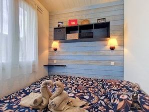 WiFi, bed sheets