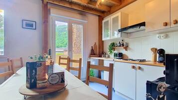 Fridge, microwave, coffee/tea maker, toaster