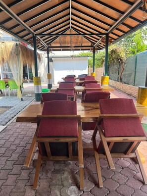 Outdoor dining - Hotel Falcon Home  (Çamyuva)