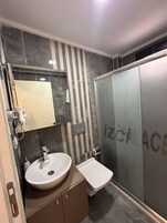 Ducha, artículos de higiene personal gratuitos, toallas y jabón