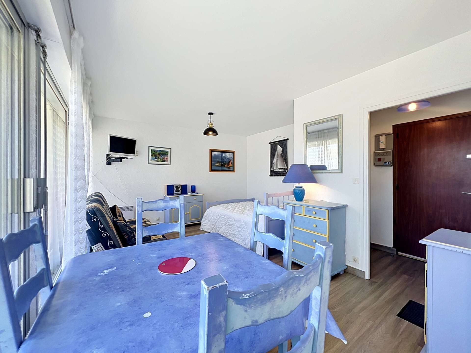 Une pièce comprenant un lit, un bureau, une chaise, une table et une lampe.