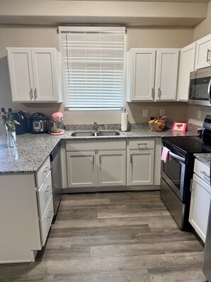 Geladeira, micro-ondas, fogão, cooktop