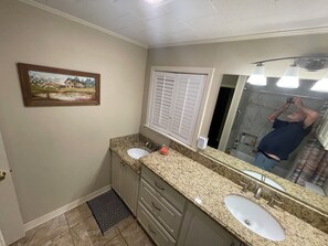 Bathroom - 3-bedroom house in peaceful Marksville (Marksville)
